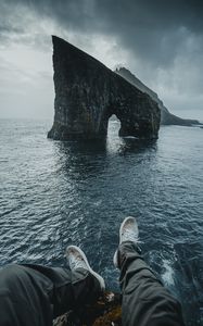 Превью обои ноги, скалы, океан, вода