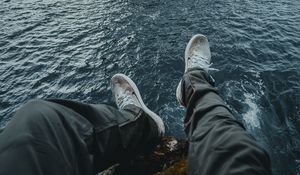 Превью обои ноги, скалы, океан, вода