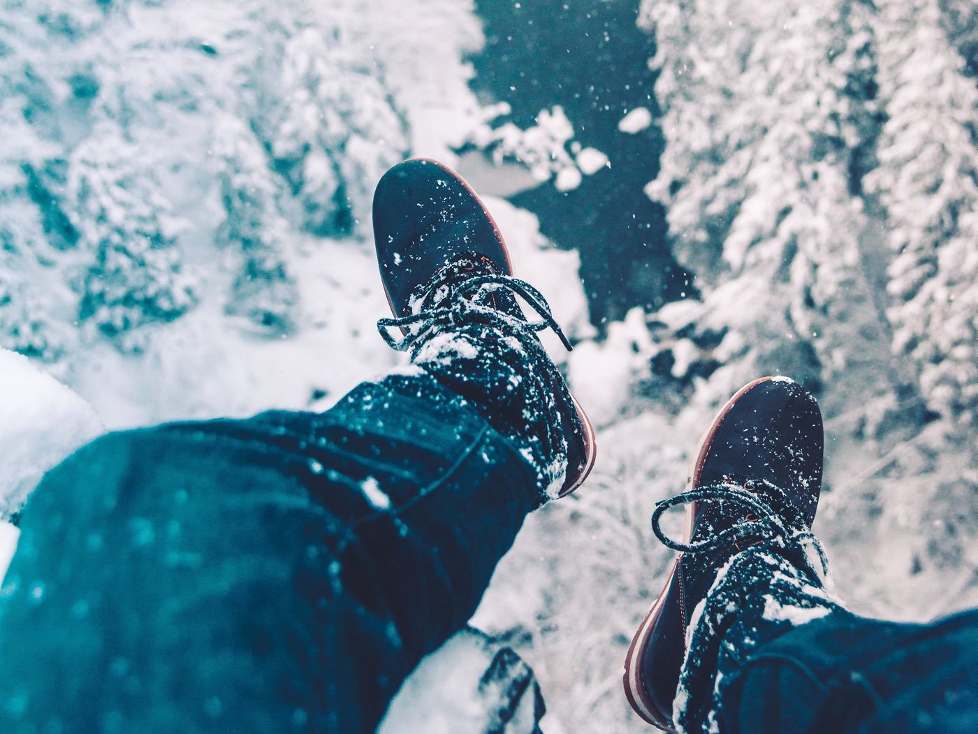 Кроссовки на снегу