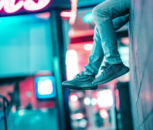 Превью обои ноги, стена, кроссовки, неон, огни, размытость