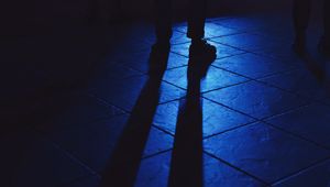 Превью обои ноги, тень, свет, темный