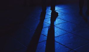 Превью обои ноги, тень, свет, темный