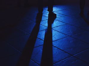 Превью обои ноги, тень, свет, темный