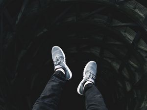 Превью обои ноги, тоннель, кроссовки
