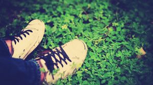 Превью обои ноги, трава, шнурки, обувь
