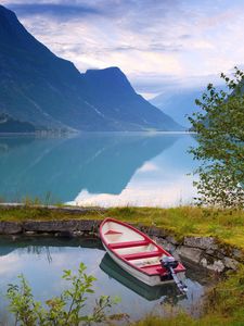Превью обои норвегия, лодка, горы, голубая вода, озеро, берег, камни, трава