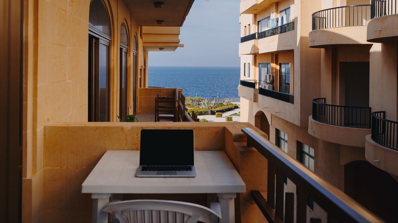 Обои ноутбук, балкон, отдых, работа, мальта