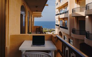 Превью обои ноутбук, балкон, отдых, работа, мальта