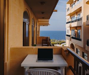 Превью обои ноутбук, балкон, отдых, работа, мальта