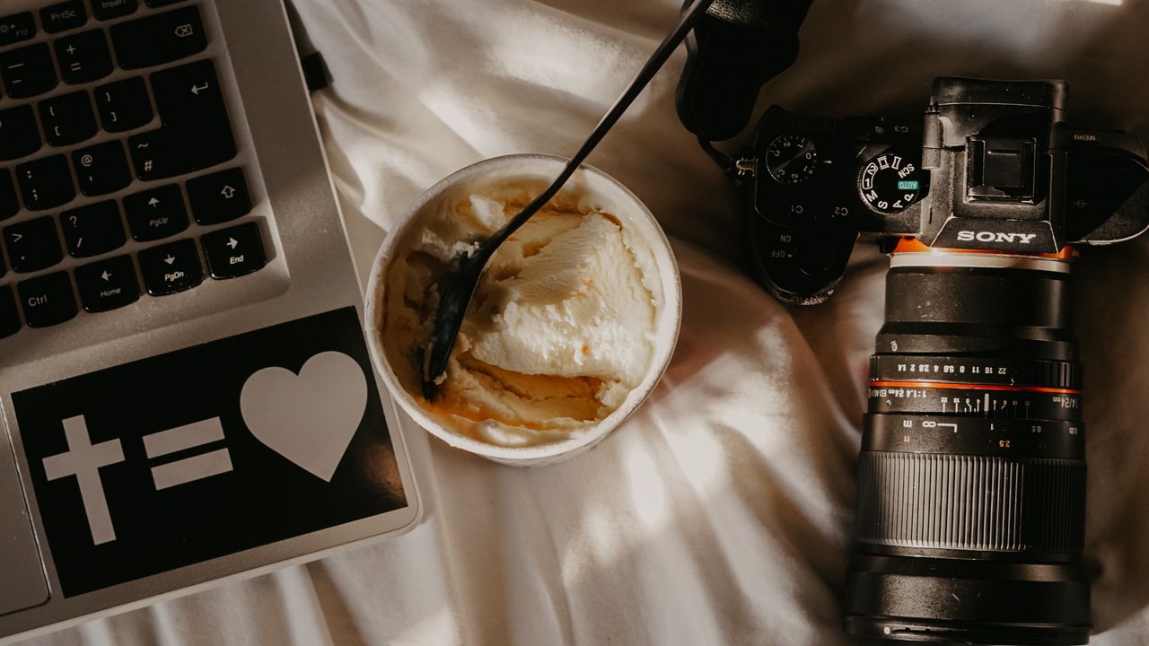 Обои ноутбук, фотоаппарат, мороженое, десерт, ложка, рабочий процесс