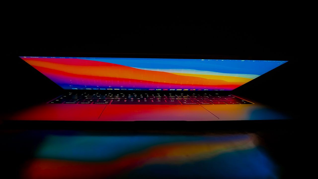 Обои ноутбук, монитор, компьютер, свет, темнота