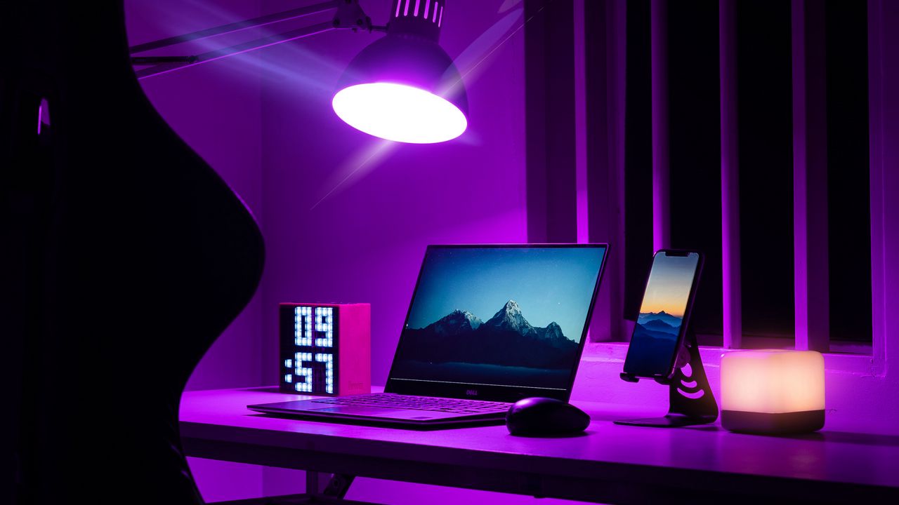 Обои ноутбук, телефон, часы, лампа, рабочее место, стол
