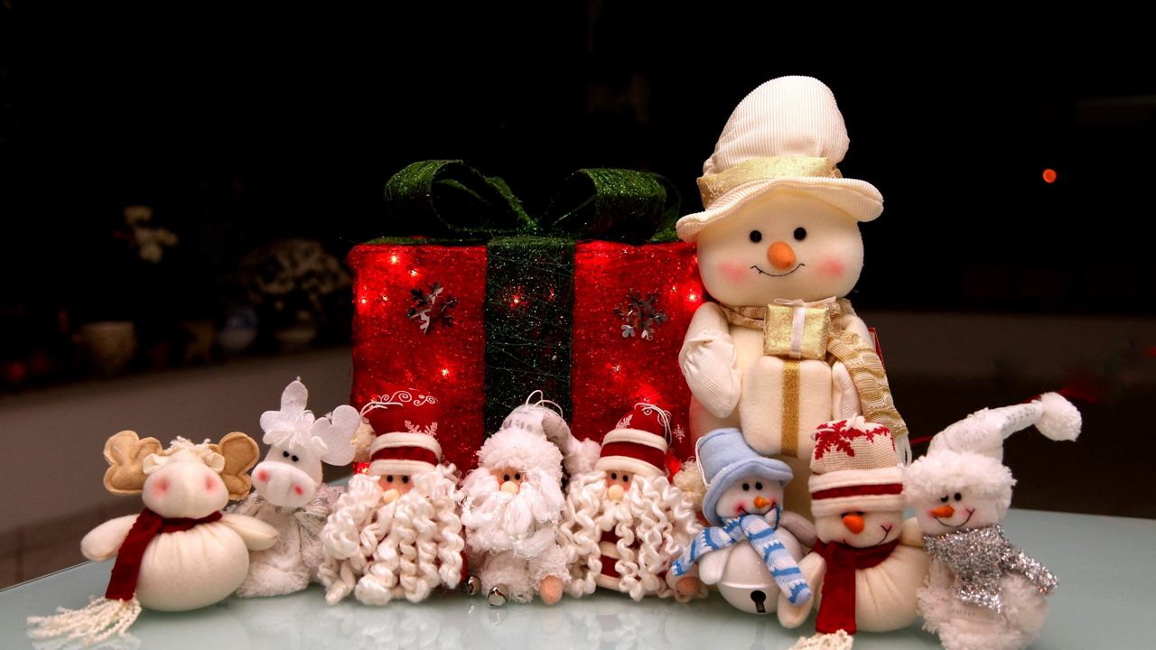 Обои новый год, праздник, рождество, снеговики, деды морозы, подарок, игрушки
