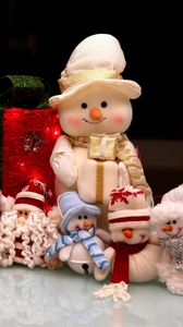 Превью обои новый год, праздник, рождество, снеговики, деды морозы, подарок, игрушки