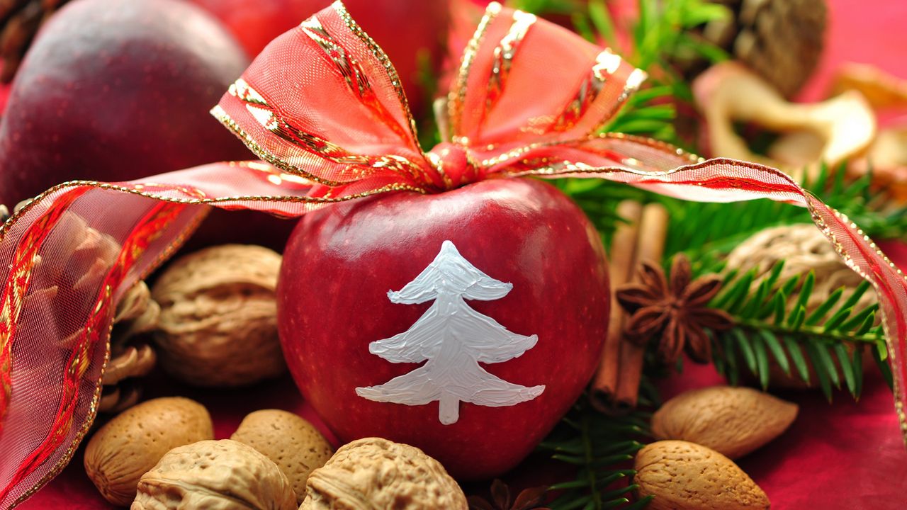 Обои новый год, праздник, стол, яблоки, лента, бант, декор, орехи, хвоя, шишки, корица