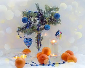 Превью обои новый год, праздник, ветка, мандарины, свечи, елочные игрушки