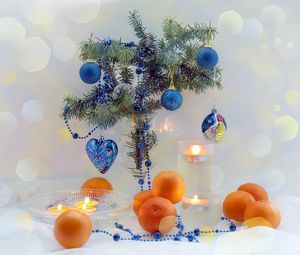 Превью обои новый год, праздник, ветка, мандарины, свечи, елочные игрушки