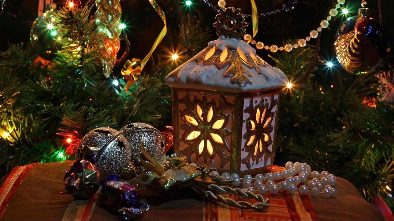 Обои новый год, рождество, елка, фонарь, игрушки, гирлянды, украшение