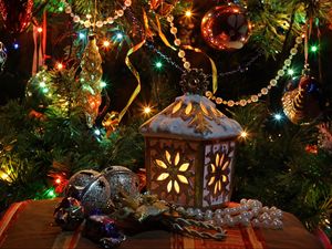 Превью обои новый год, рождество, елка, фонарь, игрушки, гирлянды, украшение