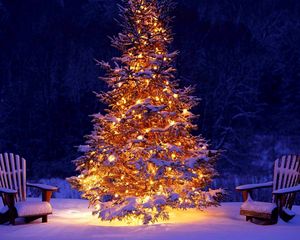 Превью обои новый год, рождество, елка, украшение, стулья, снег, гирлянды
