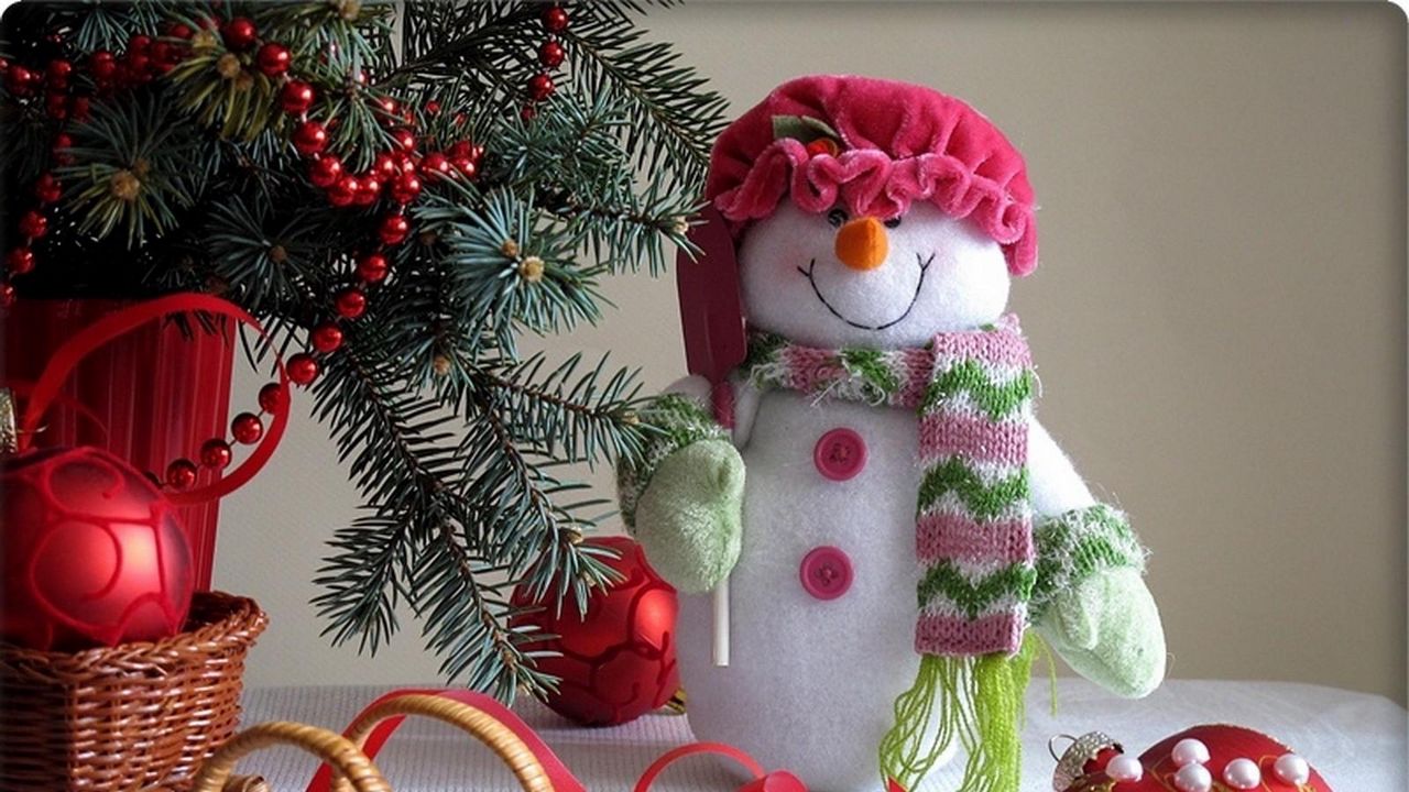 Обои новый год, рождество, снеговик, ветки, сани, елочные игрушки