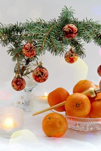 Превью обои новый год, рождество, угощения, мандарины, ветка, свечи, стол