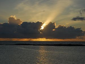 Превью обои облака, лучи, солнце, море, сумерки, пейзаж