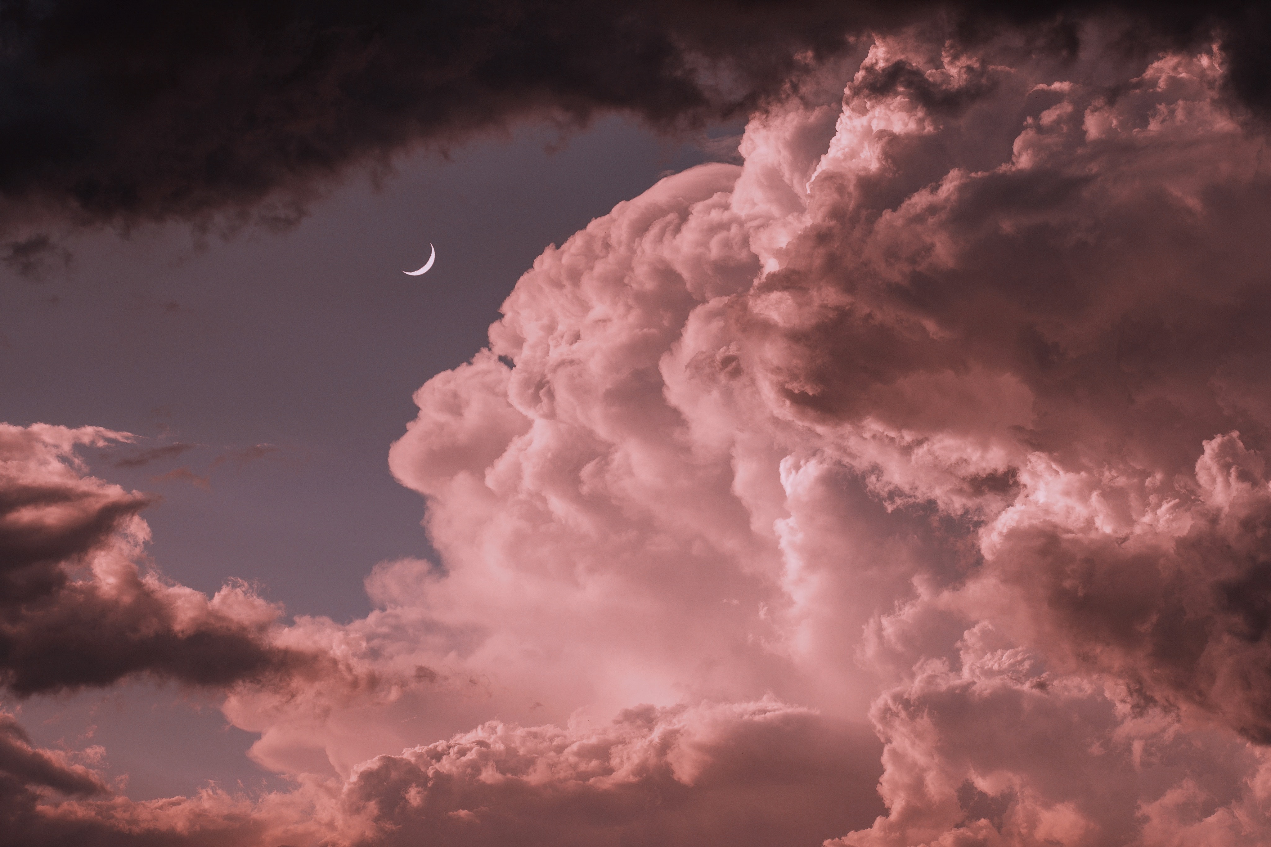 Луна в облаках. Луна на небе. Облака на рабочий стол. Луна за облаками.