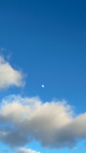 Превью обои облака, луна, небо, голубой
