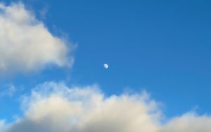 Превью обои облака, луна, небо, голубой
