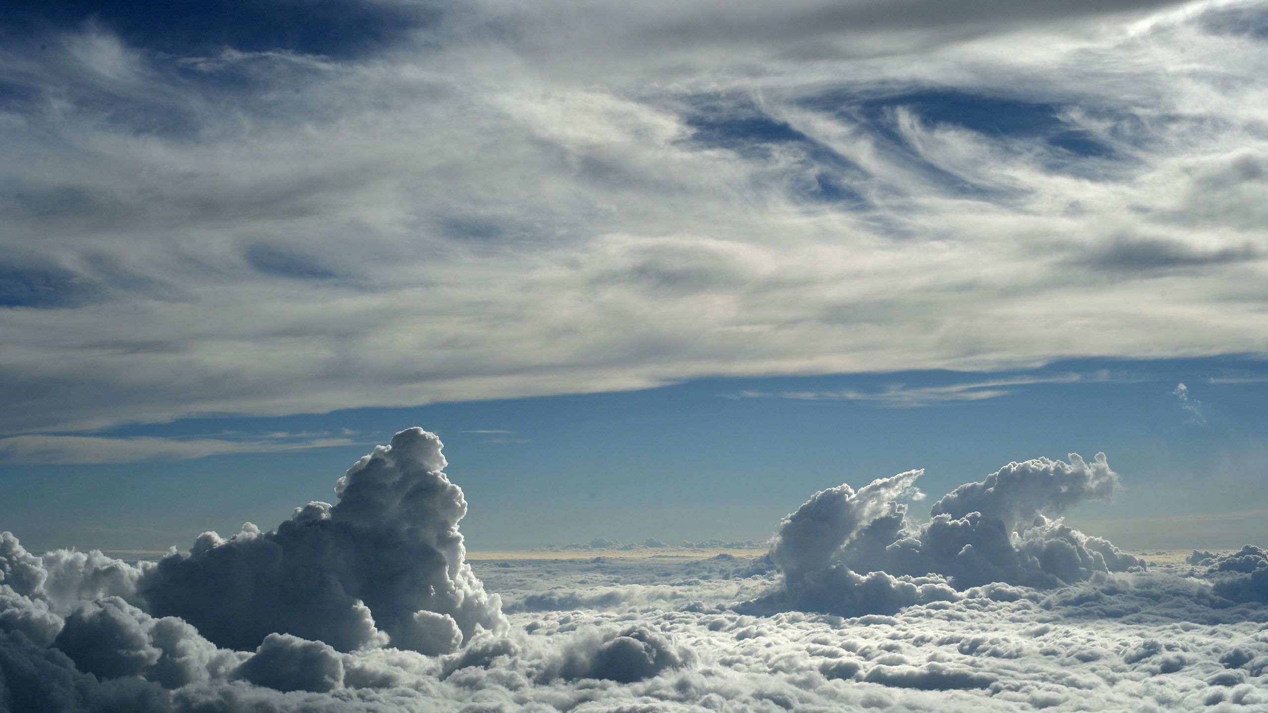 There are clouds in the sky. Облака. Над облаками. Небо. Море облаков.