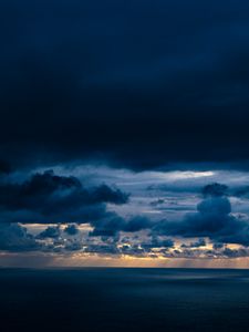 Превью обои облака, небо, лучи, море, темный