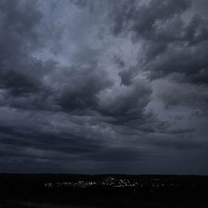Превью обои облака, небо, огни, темный