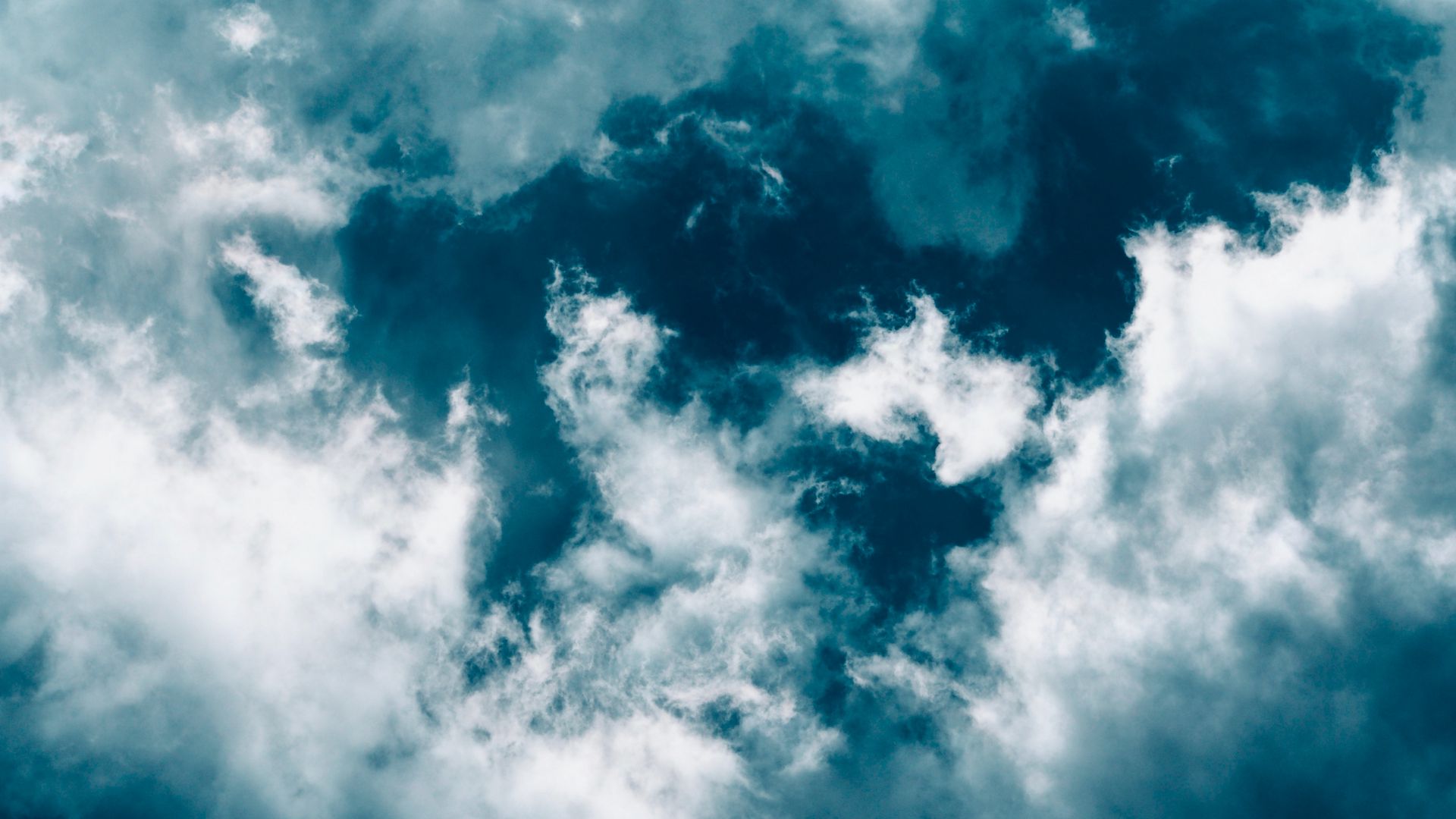 Голубое небо с облаками обои на телефон