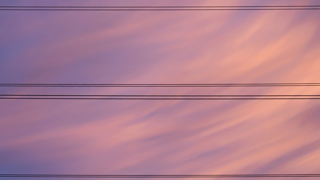Обои облака, небо, провода, полосы, закат, фиолетовый, минимализм