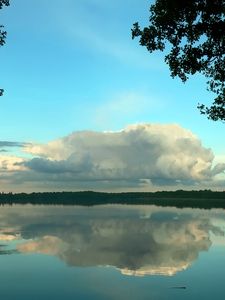 Превью обои облака, объемные, деревья, отражение, пруд