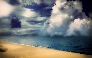 Превью обои облака, пушистые, объемные, массивные, море, берег