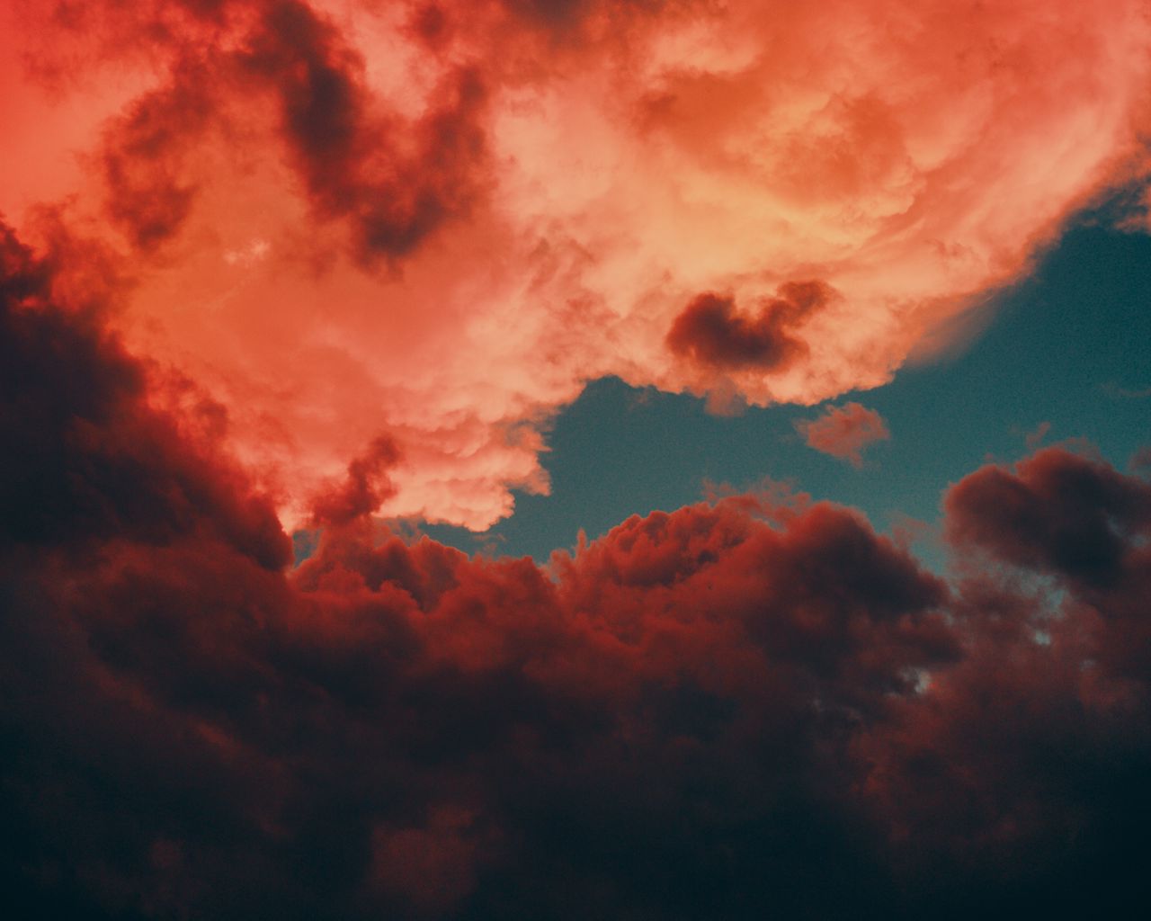Есть красное облако. Красные облака. Красное небо. Красные облака Эстетика. Красные облака фон.
