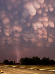 Превью обои облака, тяжелые, грозовые, молния, непогода, дорога, асфальт, фонари