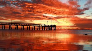 Превью обои облака, закат, вечер, небо, оранжевый, текстура, пирс, люди, мостик, море