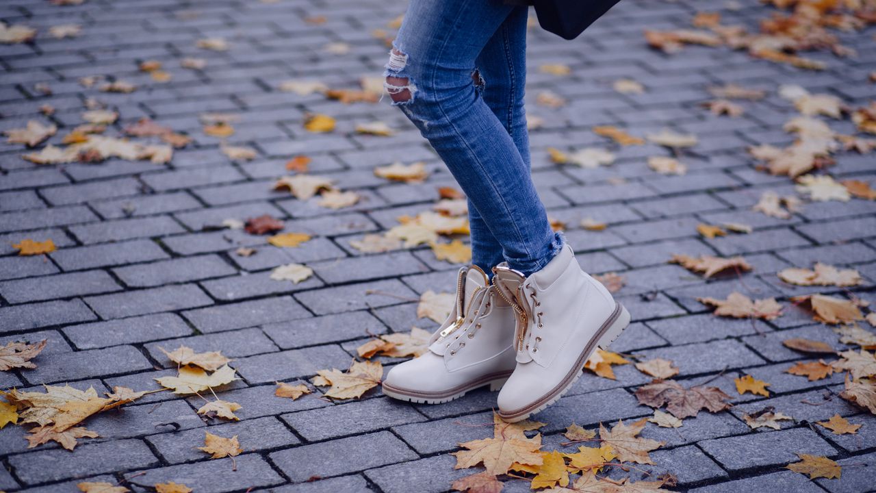 Обои обувь, ноги, джинсы, осень