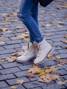 Превью обои обувь, ноги, джинсы, осень
