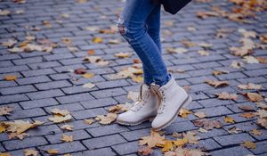 Превью обои обувь, ноги, джинсы, осень