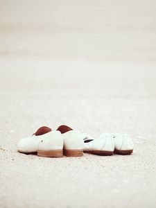 Превью обои обувь, песок, берег, белый