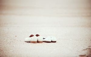 Превью обои обувь, песок, берег, белый