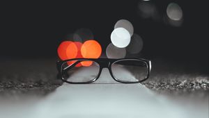 Превью обои очки, блики, свет