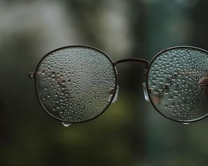 Превью обои очки, капли, стекло, размытость