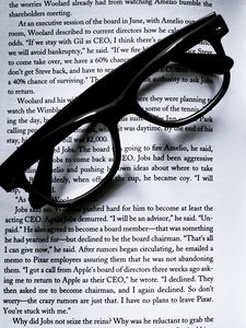 Превью обои очки, книга, буквы, чб