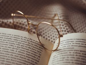 Превью обои очки, книга, чтение