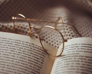 Превью обои очки, книга, чтение